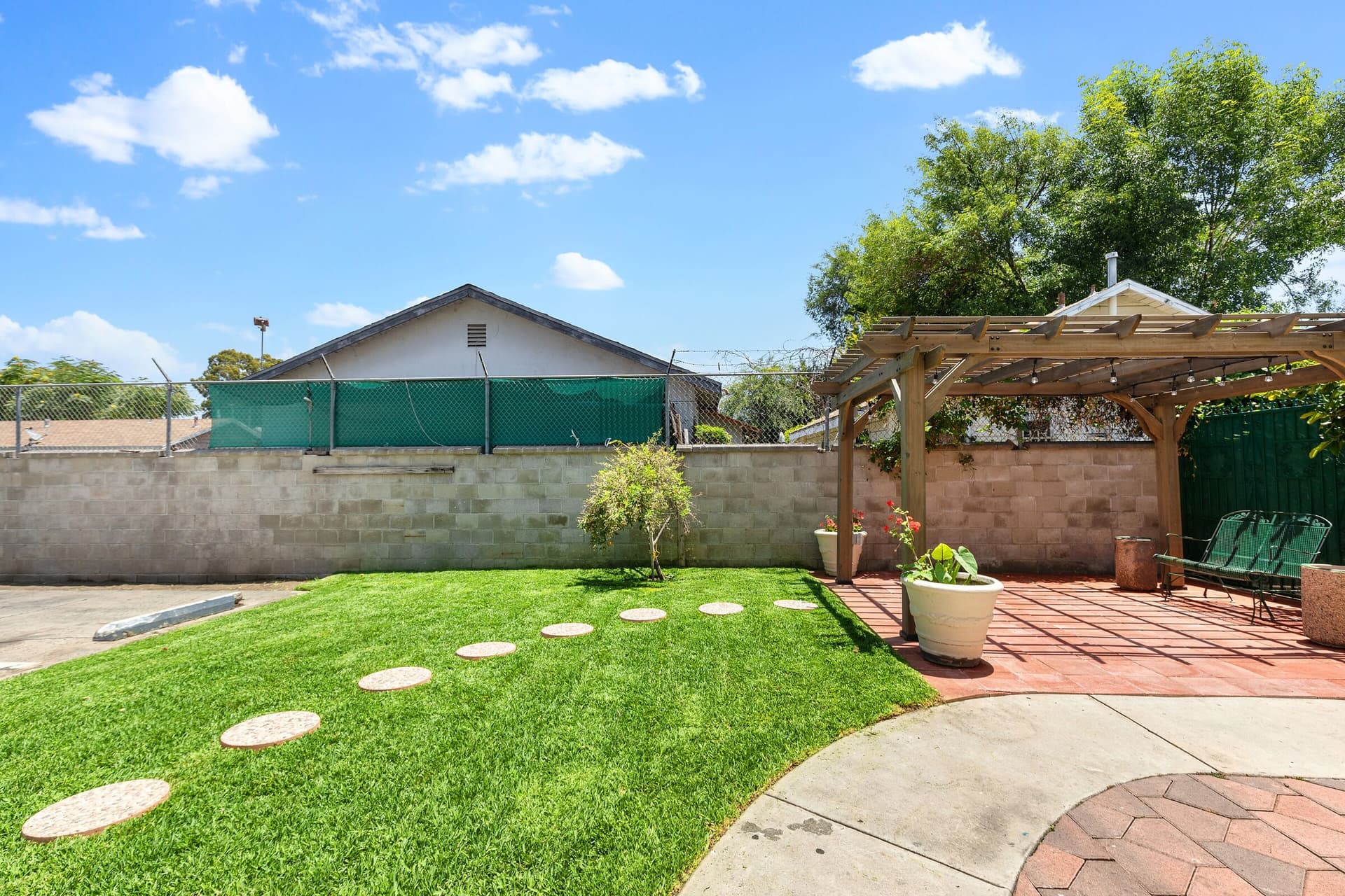 Le Blanc Inn & Suites