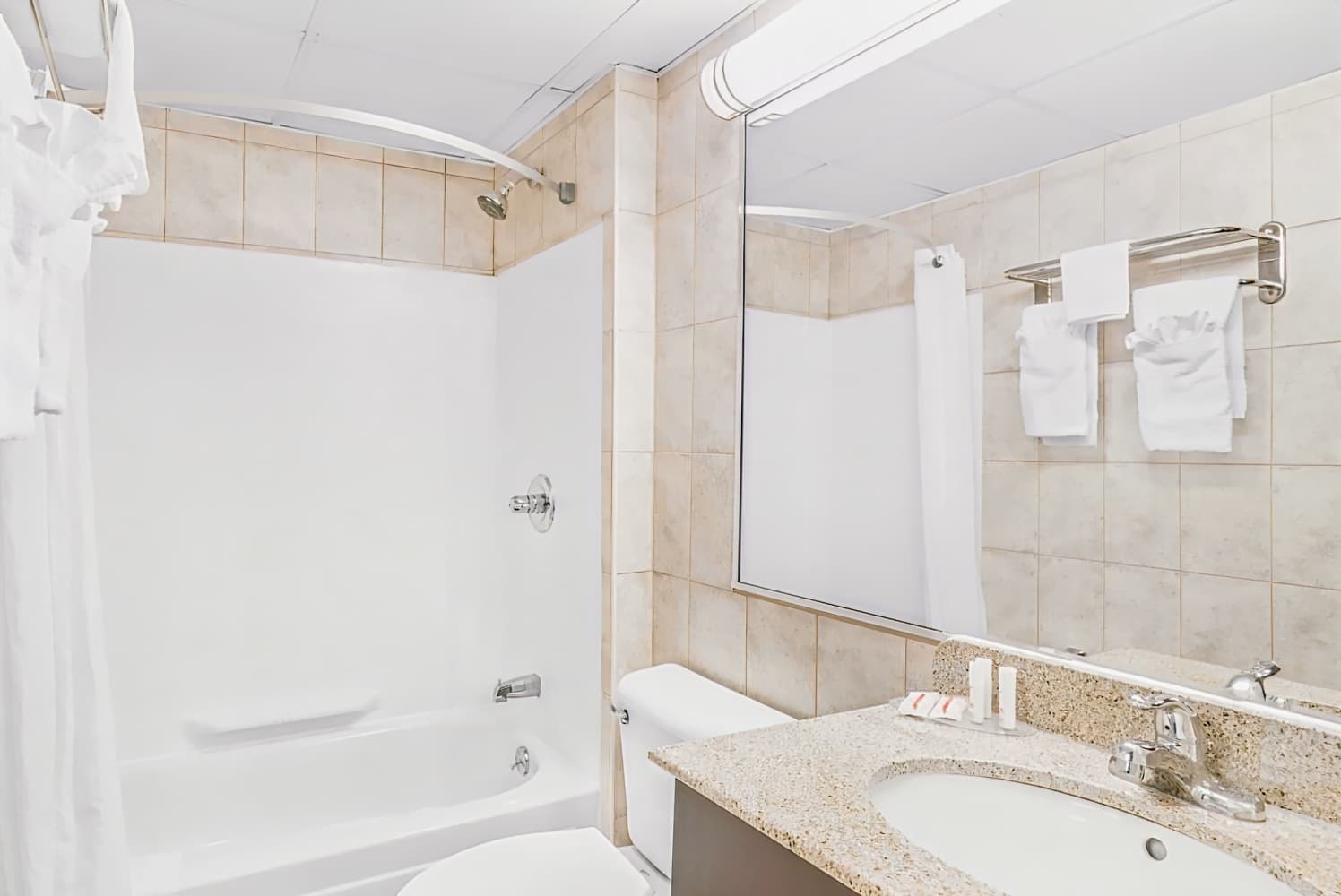 Howard Johnson by Wyndham Clifton NJ