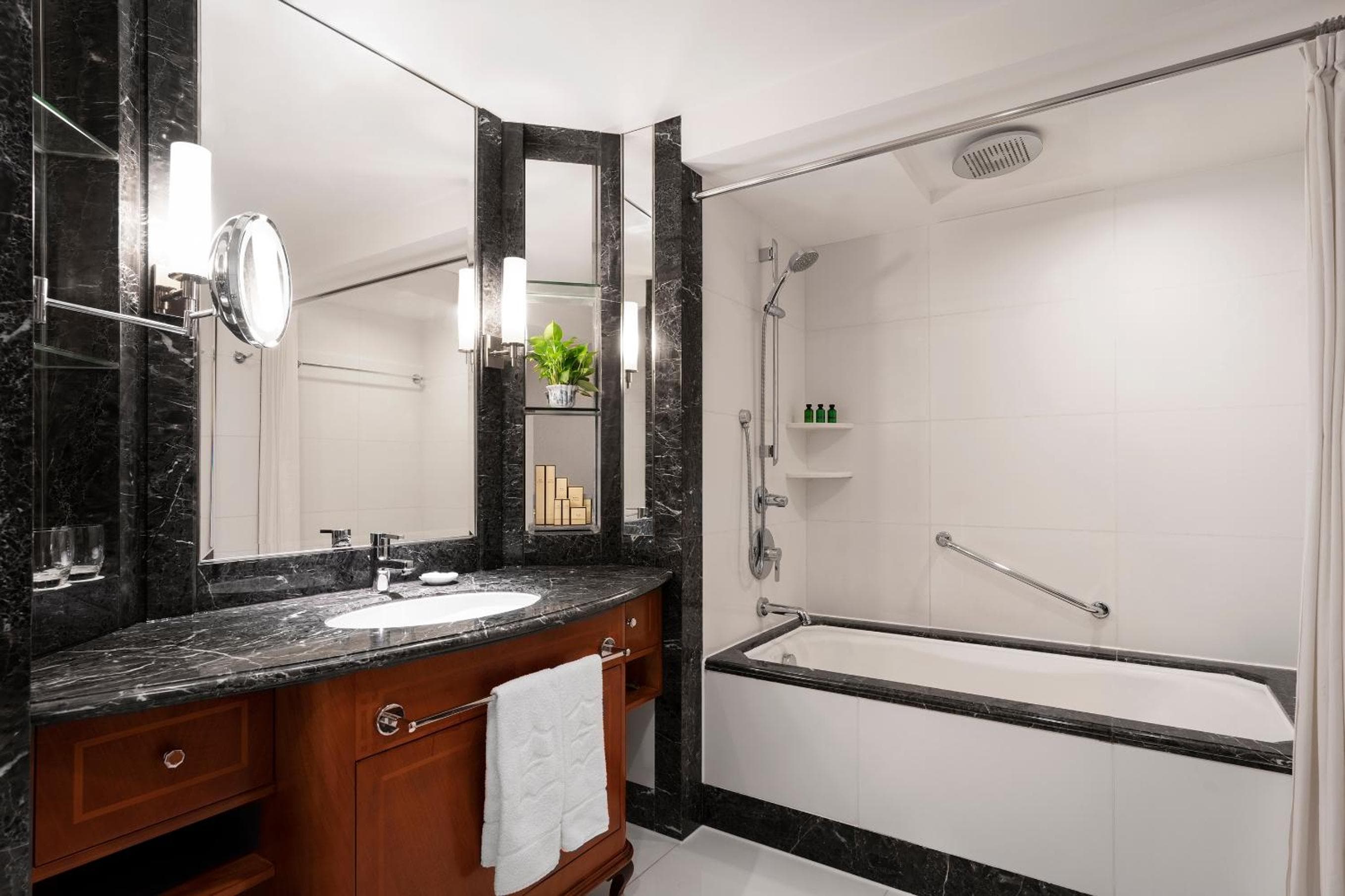 Kowloon Shangri-La, Hong Kong