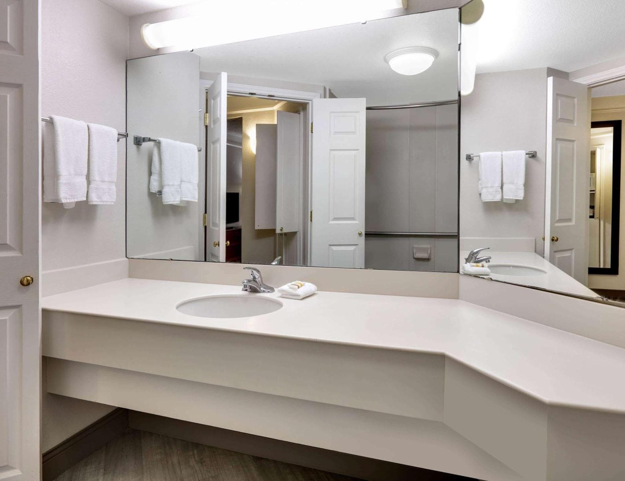 La Quinta Inn & Suites by Wyndham Dallas - Addison Galleria