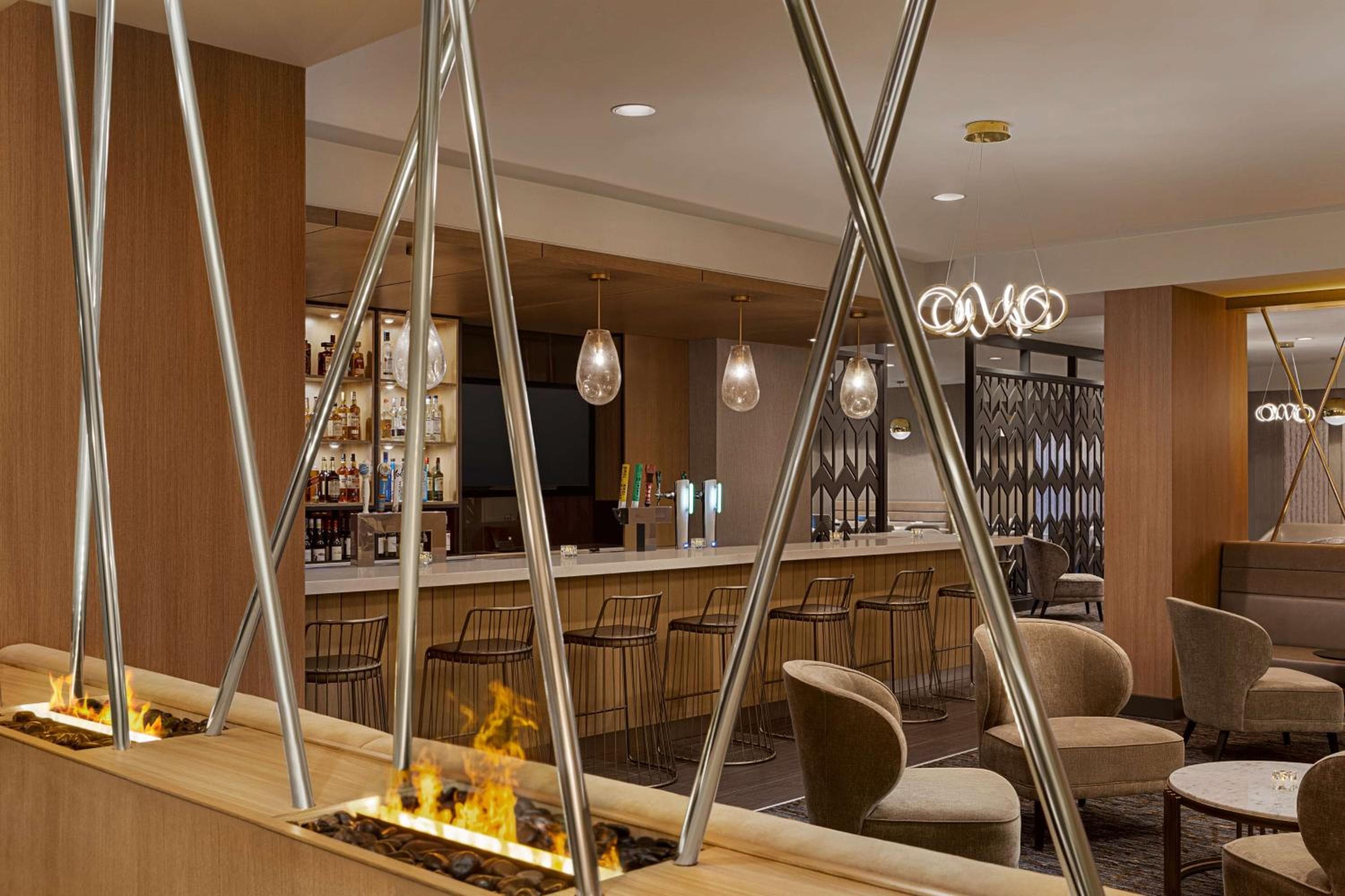 DoubleTree by Hilton Pointe Claire Montreal Airport West