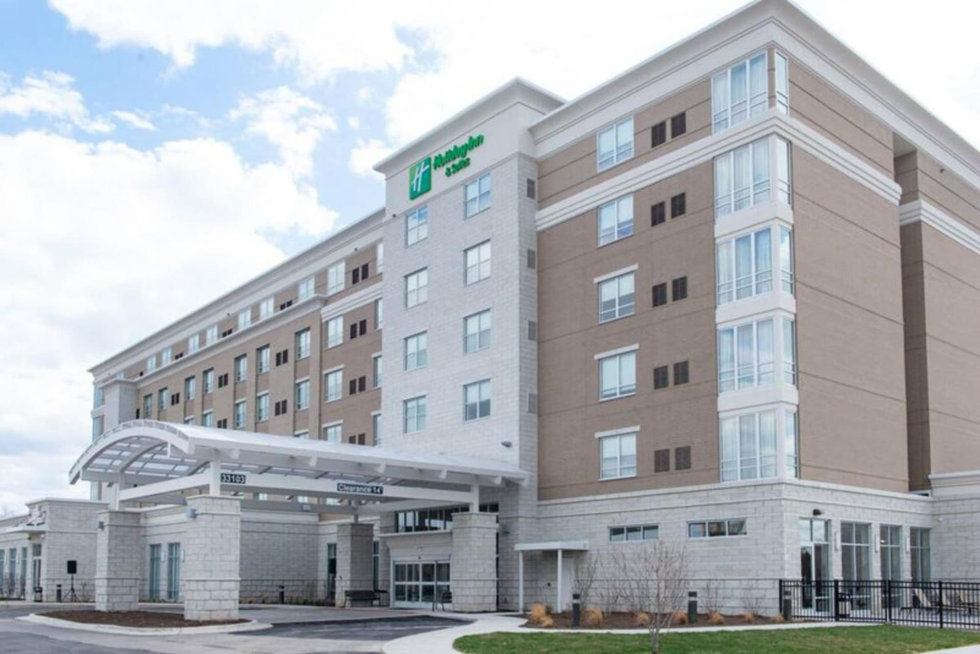 Holiday Inn & Suites Farmington Hills - Detroit NW by IHG