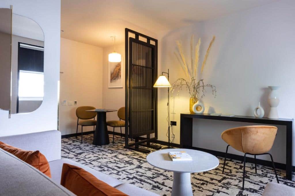 La Suite West